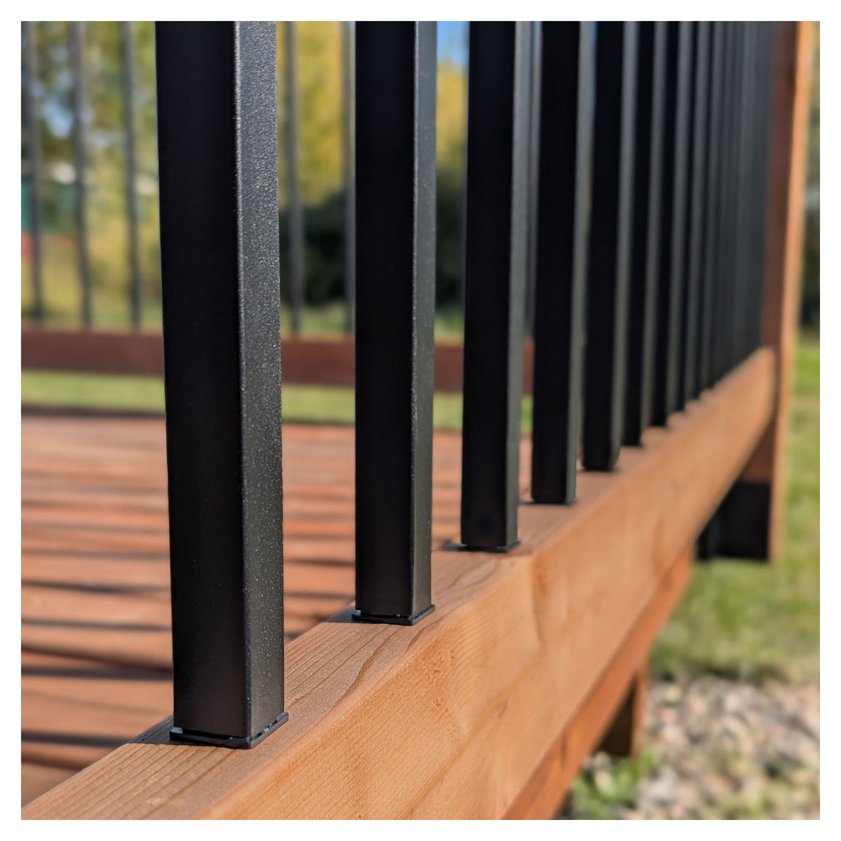 Balustres carrés avec connecteurs en acier noir mat, 26" x 3/4" (10 unités)