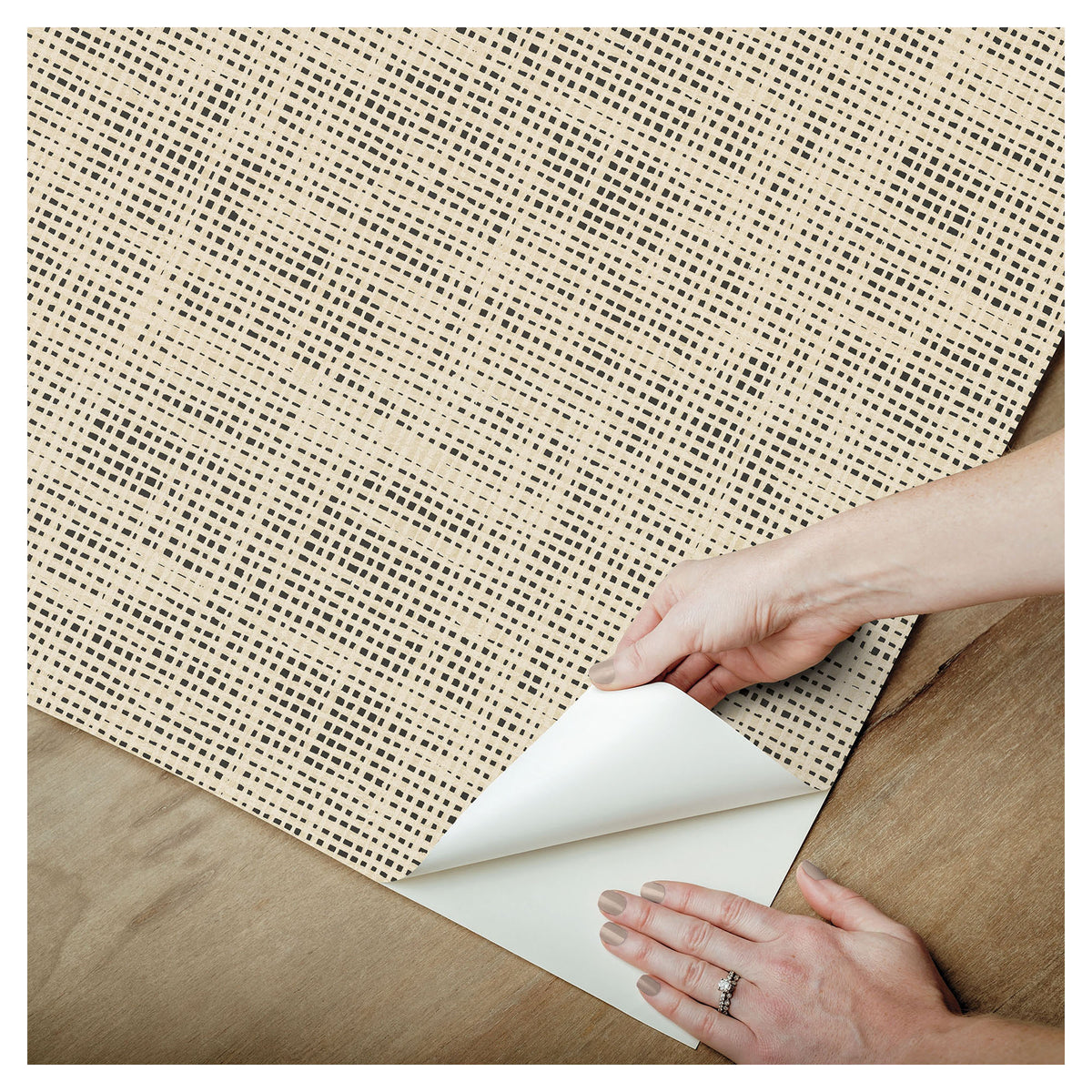 Papier peint autocollant Nolan, 20,5" x 18' (noir et beige)