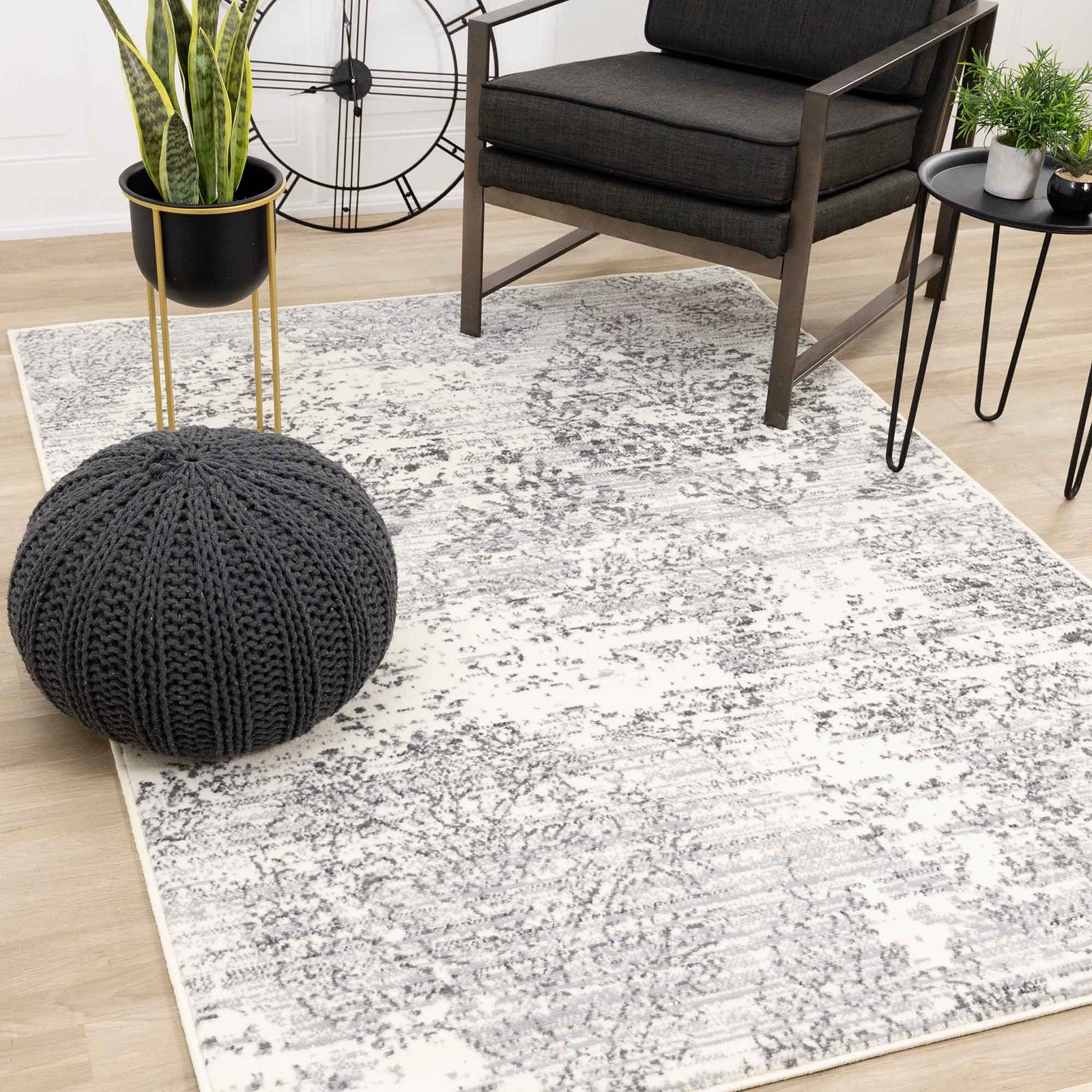 Tapis Faira damassé élégant, gris et blanc (79" x 55")