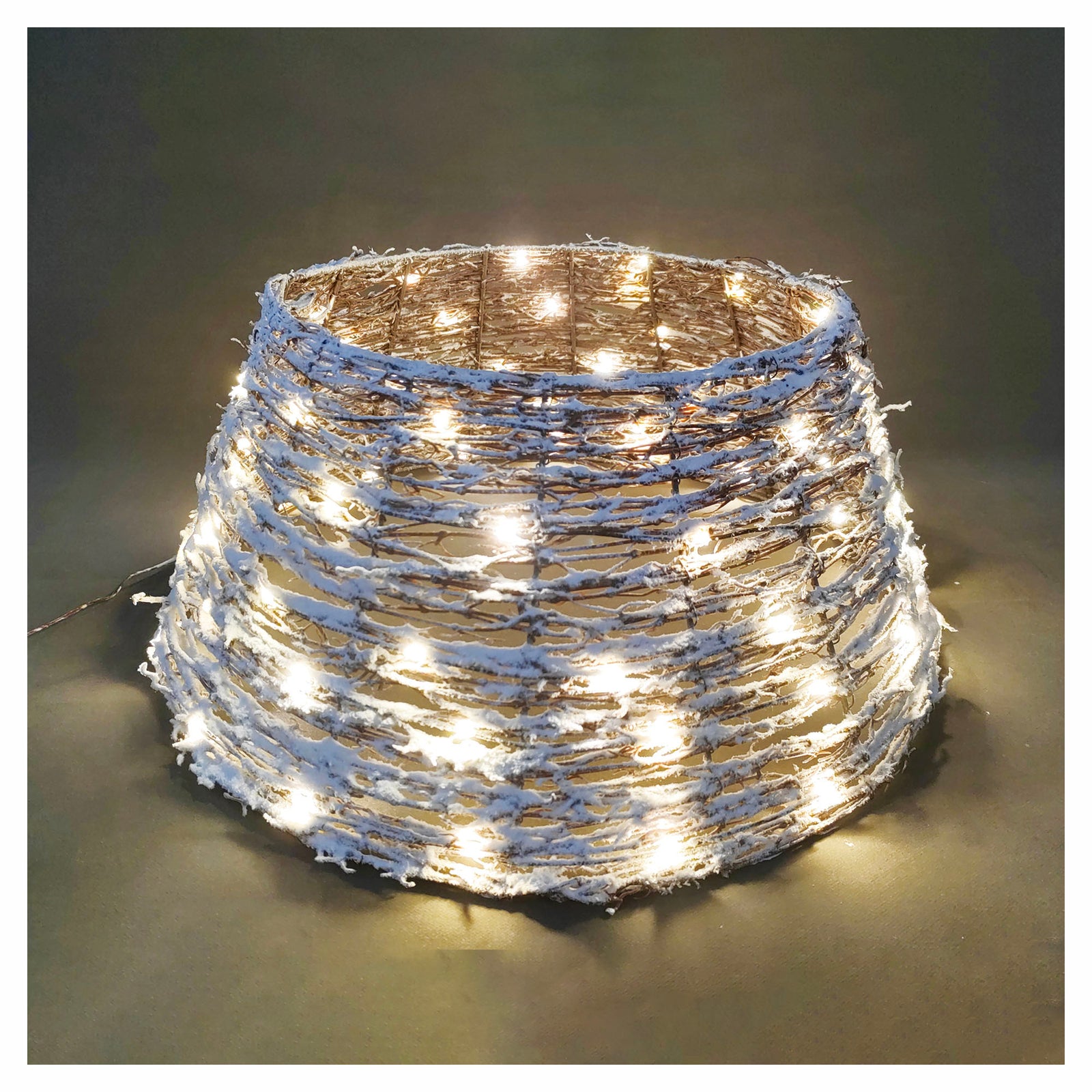 Cache-pied en rotin pour sapin avec des lumières DEL, 10" x 22,5"