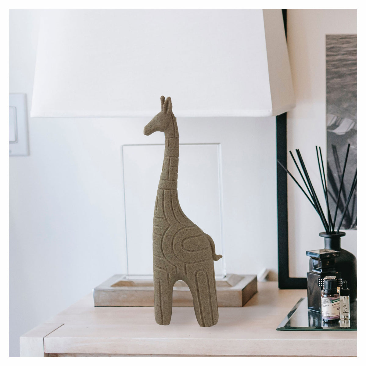 Petite statuette de girafe abstraite, 4" x 2-1/4" x 12"