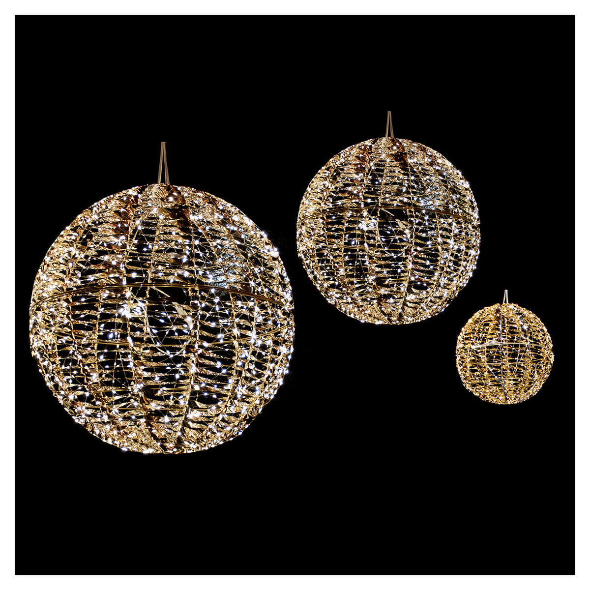 Boule dorée illuminée à DEL blanc chaud à suspendre, 20'' (moyenne)