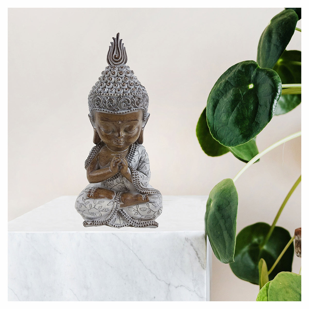 Statue de bébé Bouddha en prière, 3-1/4" x 3" x 6-1/4"