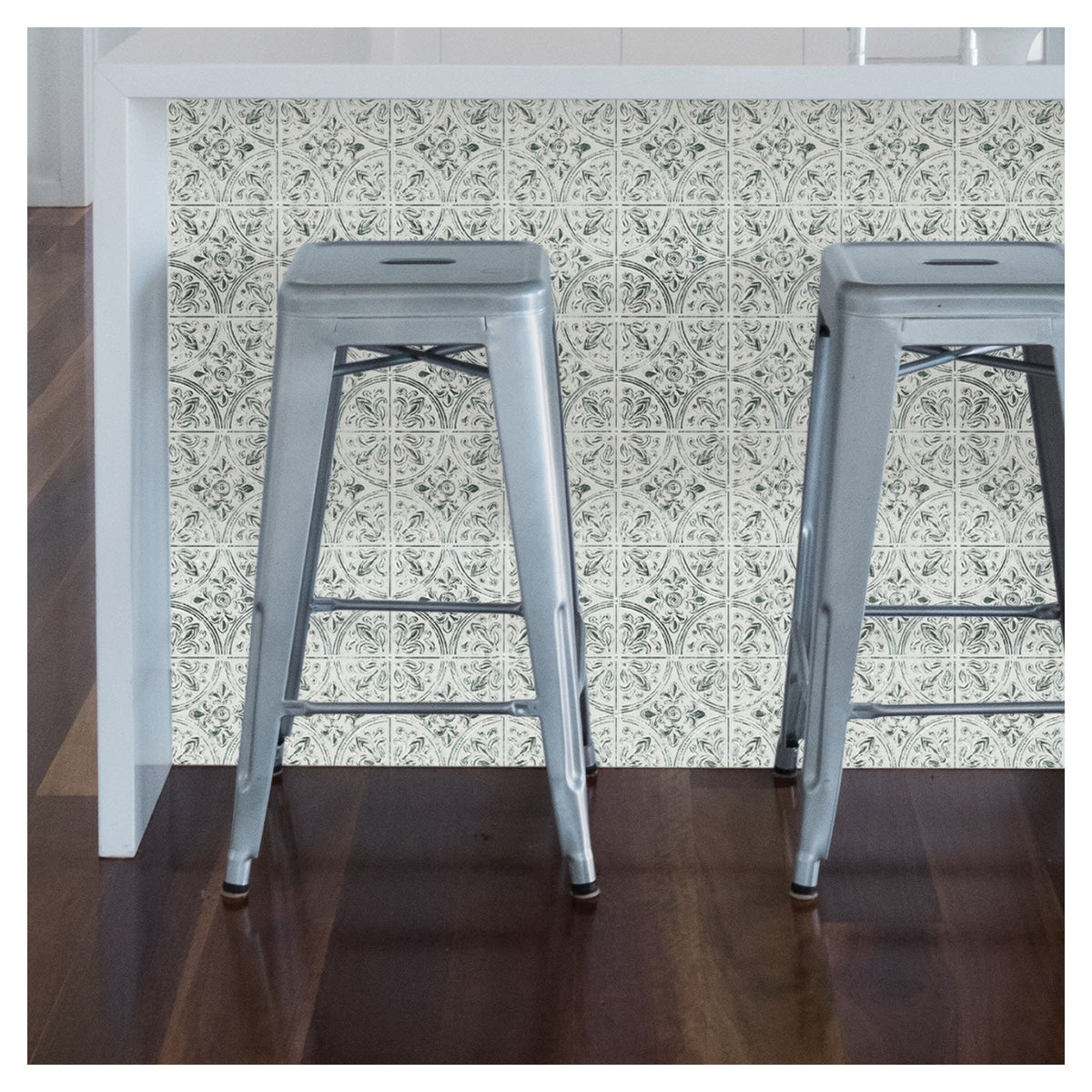 Faux carreaux métalliques texturés autocollants Chelsea au fini blanc cassé antique, 10" x 10" (4 unités)