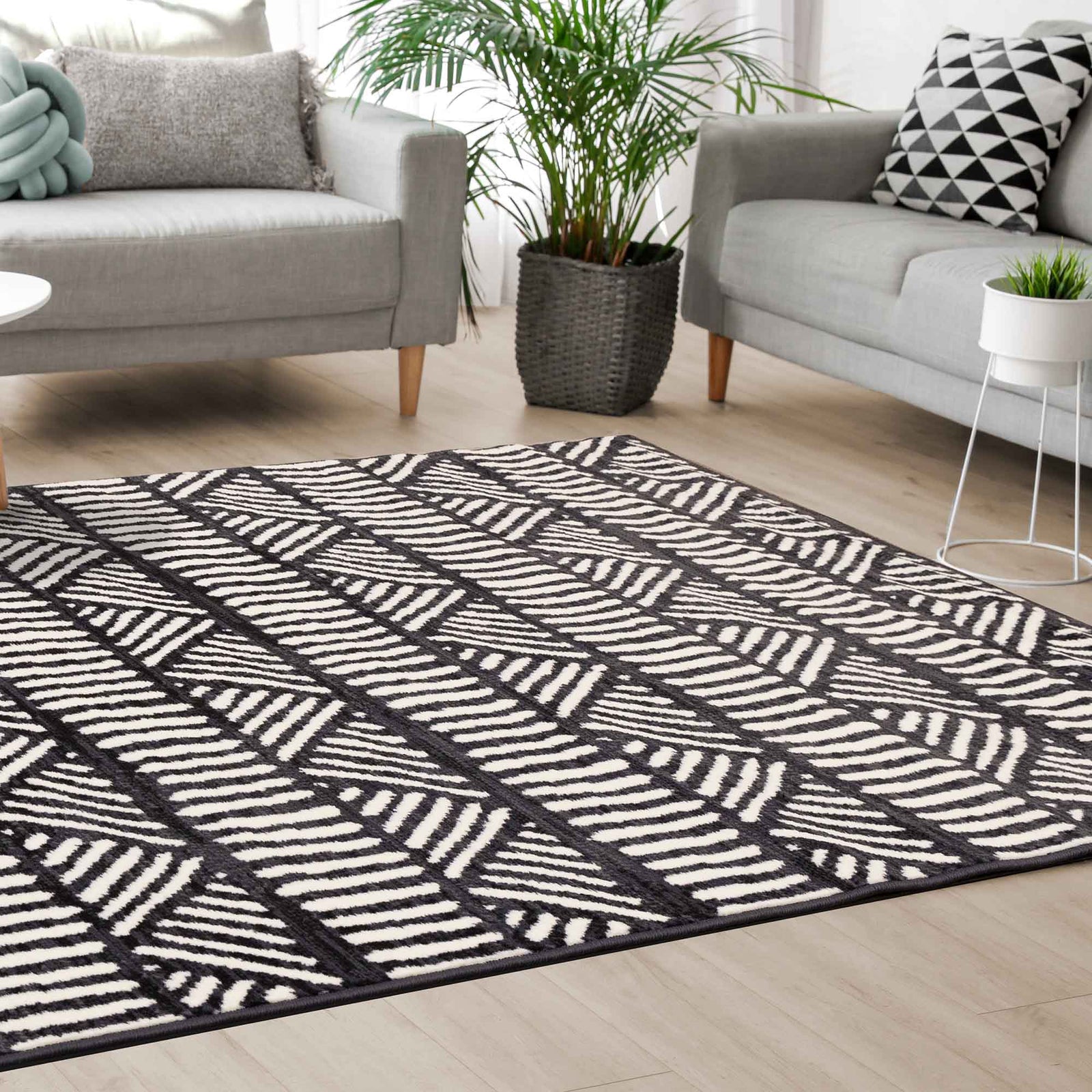 Tapis Faira tribal, gris foncé et blanc (79" x 55")
