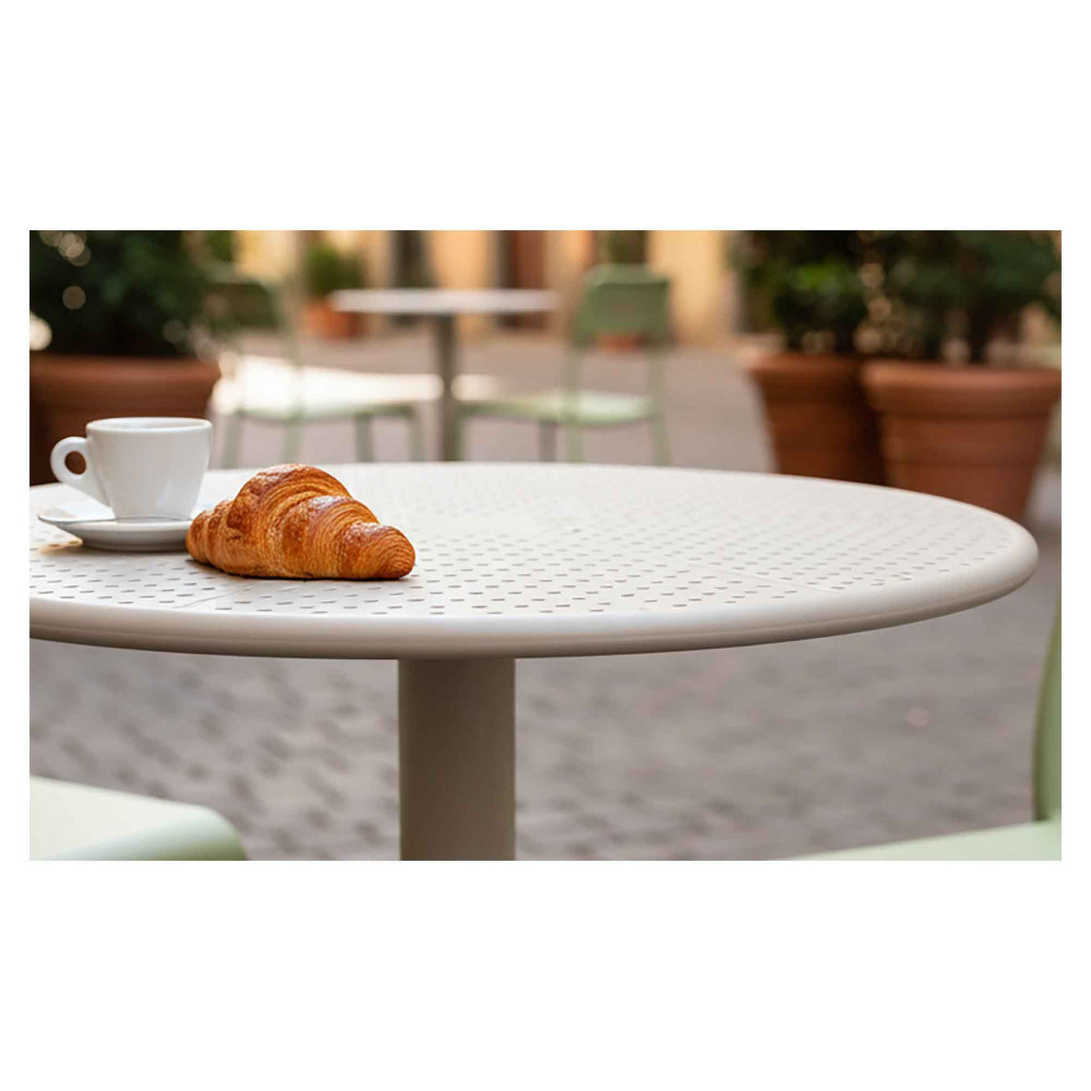 Table d’extérieur de style bistro Mist, grège (24″ x 29,9")
