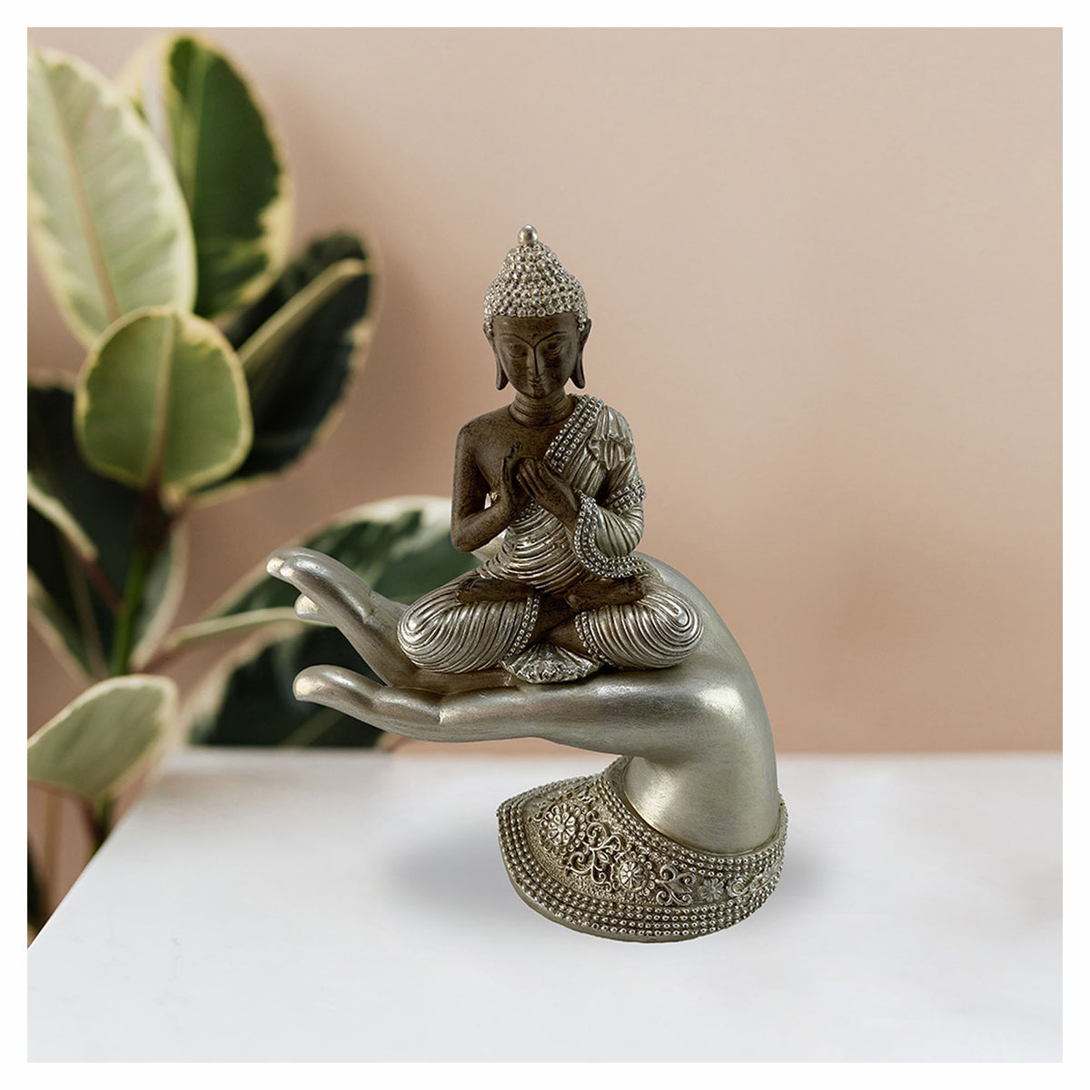 Statue de Bouddha en méditation assis sur une main, 7" x 3-1/2" x 9"