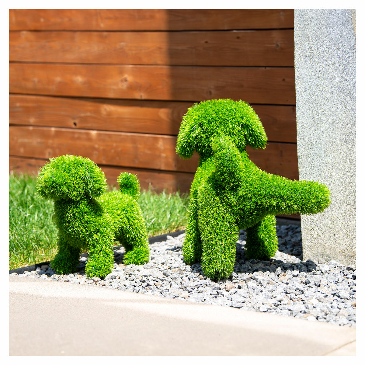 Topiaire en faux gazon vert en forme de chien avec patte levée, 13''