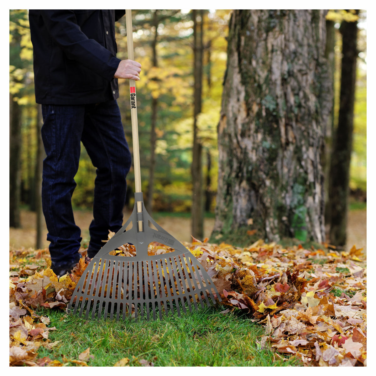 Balai à feuilles en poly avec manche en bois, 24"