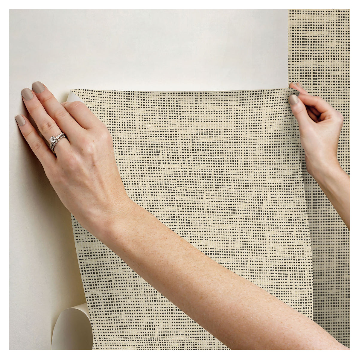 Papier peint autocollant Nolan, 20,5" x 18' (noir et beige)