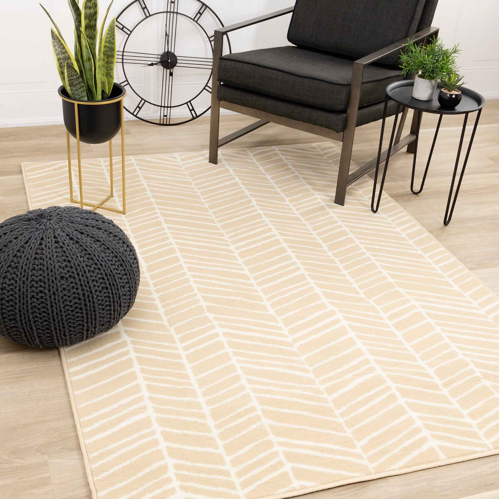 Tapis Faira avec motif de chevrons, beige et crème (79" x 55")