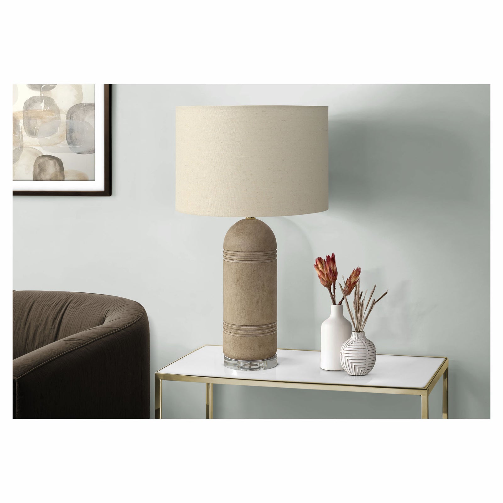 Lampe de table en résine brune avec abat-jour beige, 16" x 28"