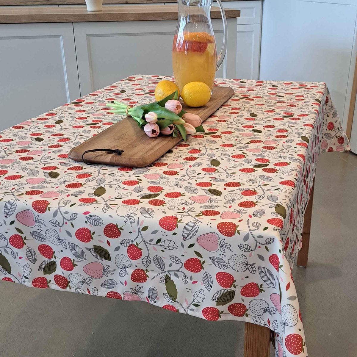 Nappe Fragaria avec imprimé de fraises, 54&quot; x 72&quot;