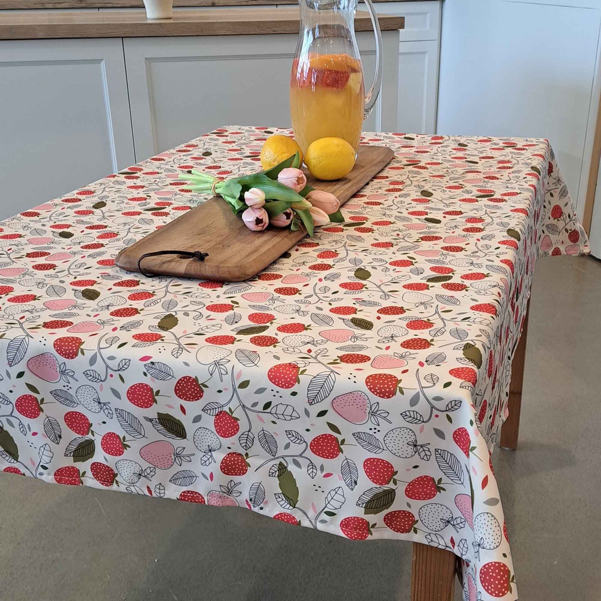 Nappe Fragaria avec imprimé de fraises, 54" x 72"