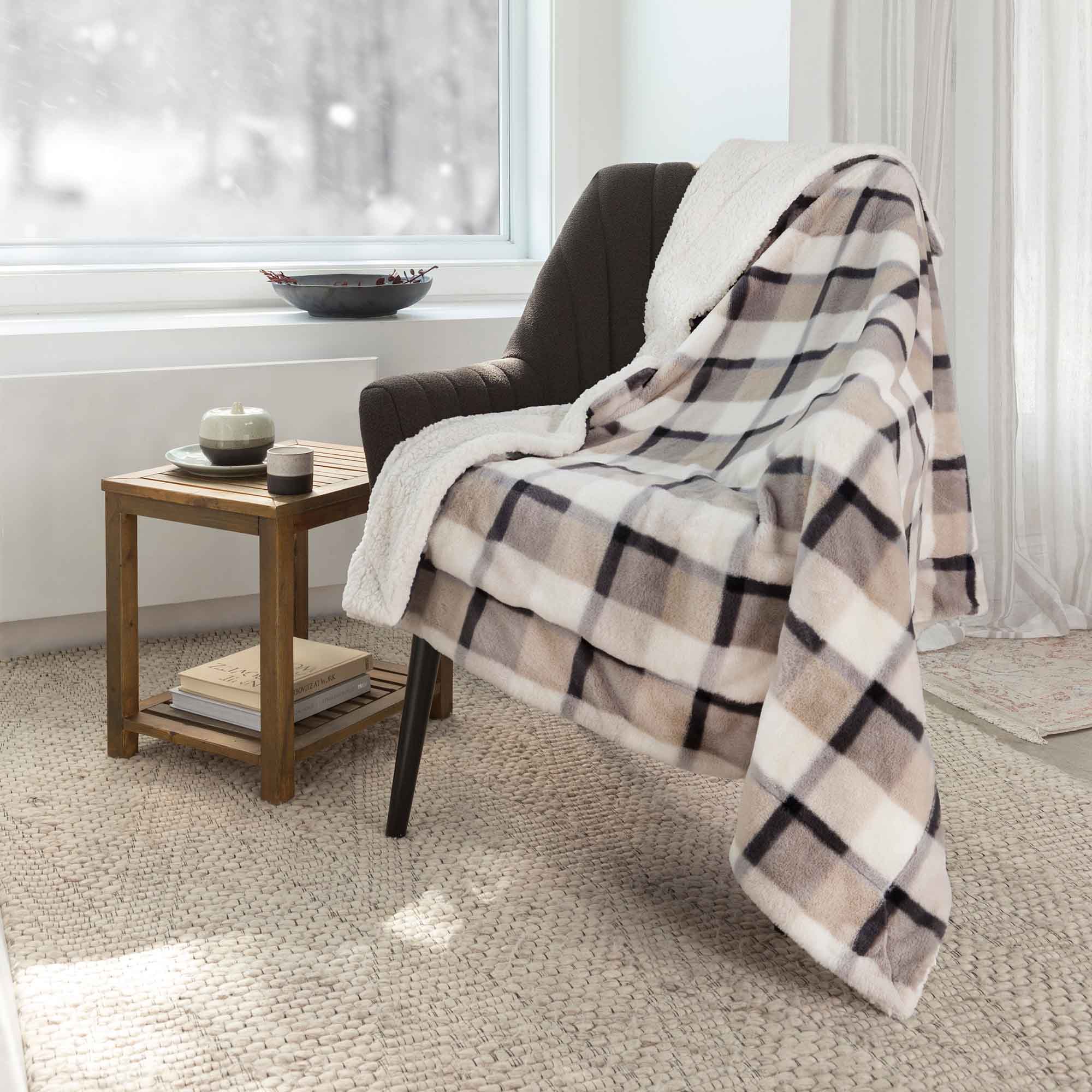 Jeté en fausse fourrure avec endos en sherpa, 48'' x 60'' (carrelé taupe)