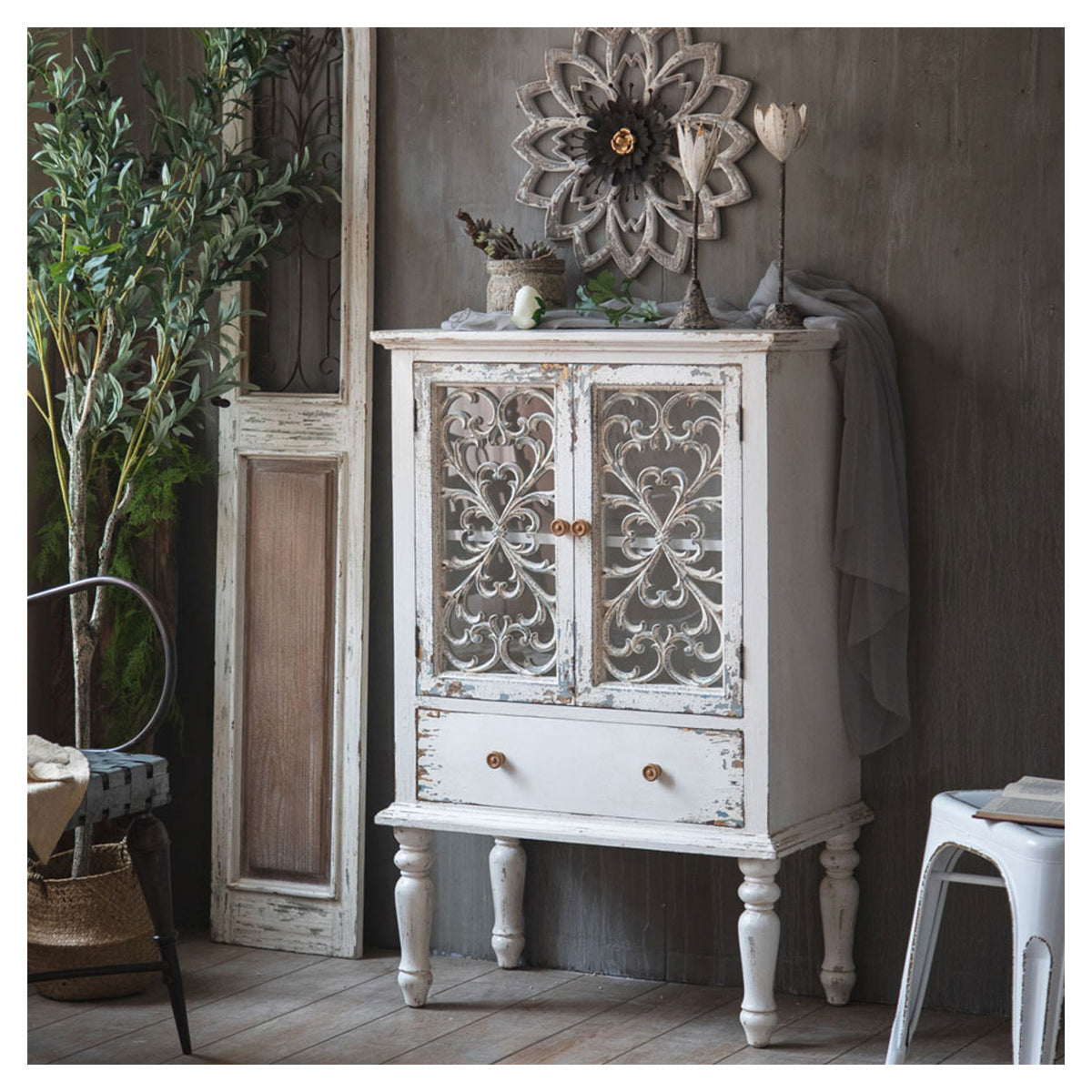 Buffet en bois vieilli avec éléments métalliques, 29" x 16" x 44"