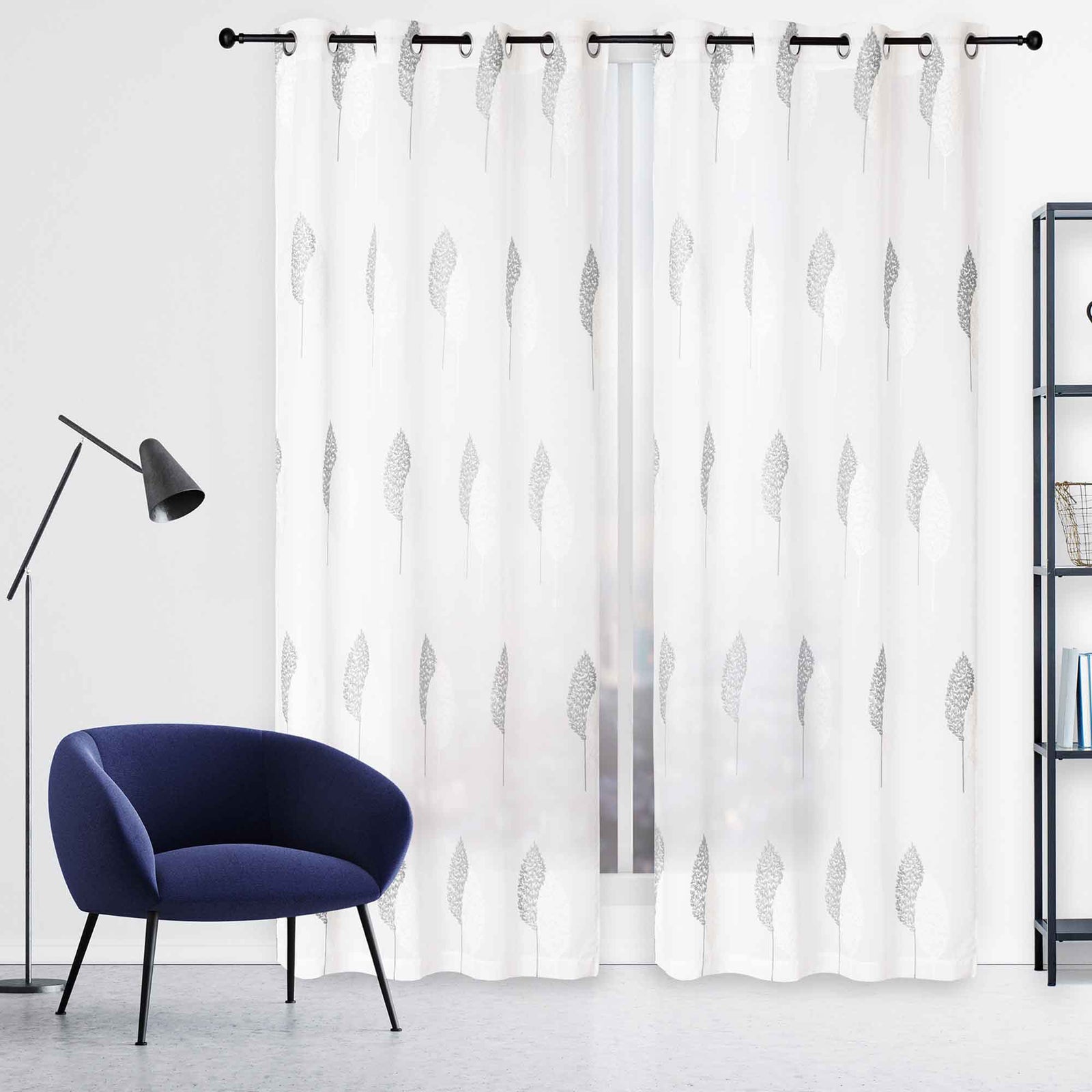 Rideau brodé avec motif de double feuille, blanc et gris