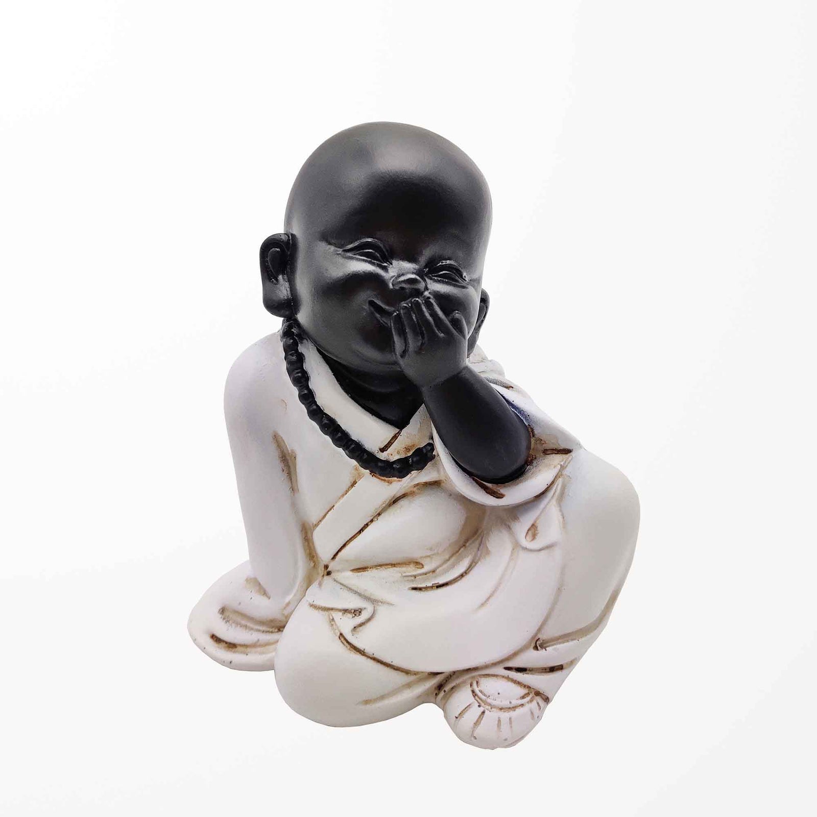 Statue de petit moine qui rit timidement, 3-1/4" x 2-1/2" x 4-1/4"