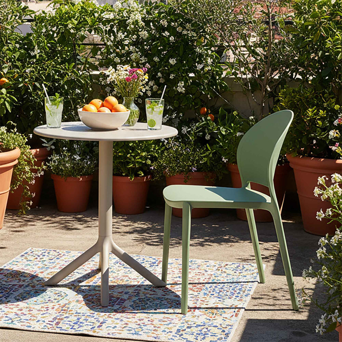 Table d’extérieur de style bistro Mist, grège (24″ x 29,9")