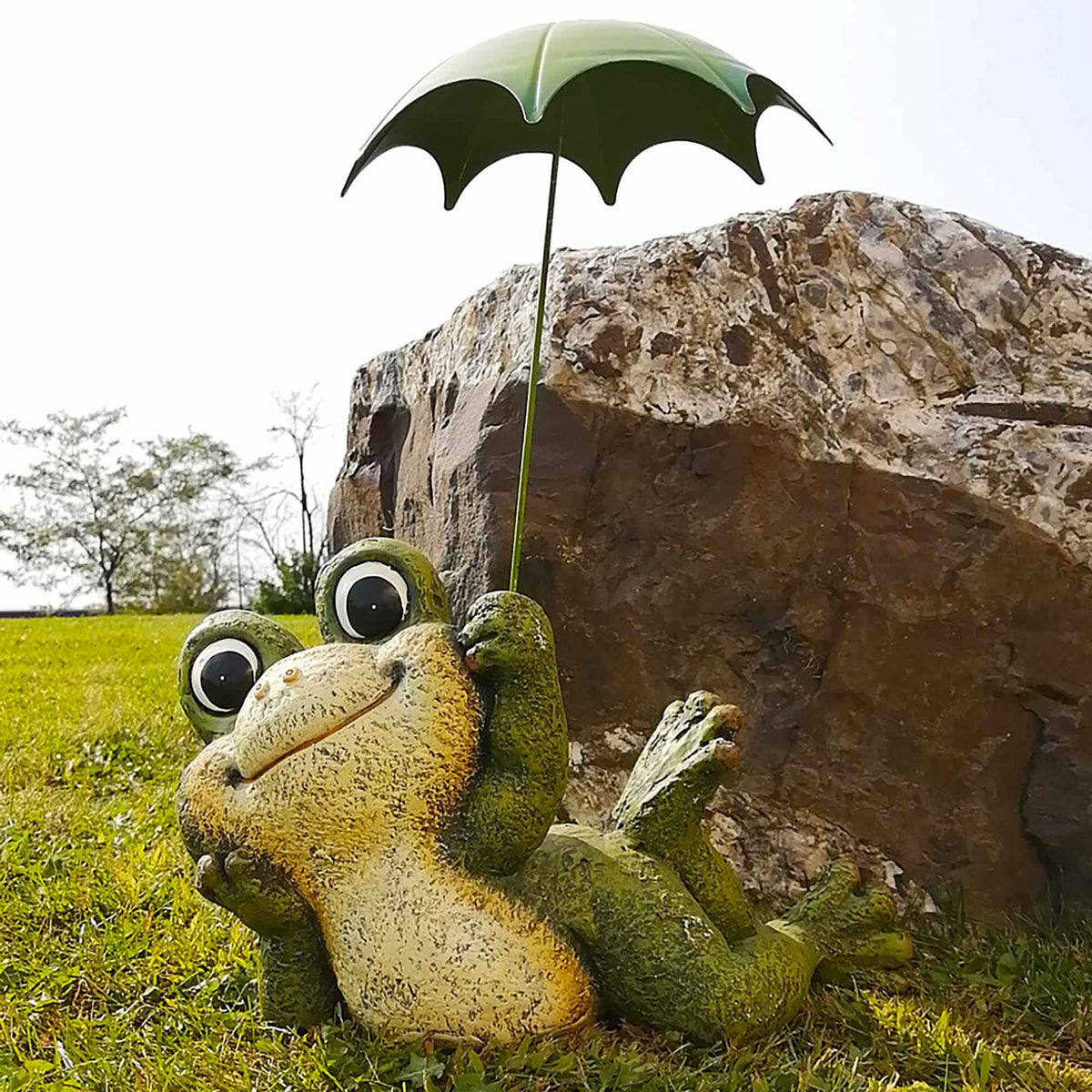 Statuette de grenouille heureuse qui se détend sous la pluie, 16-1/4&#39;&#39; x 7&#39;&#39; x 11&#39;&#39;