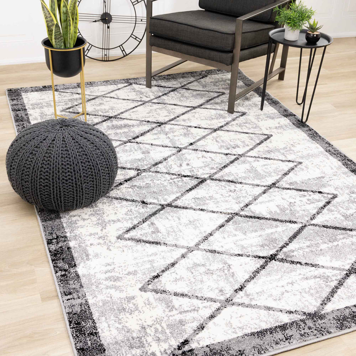 Tapis Century à motif de treillis, dégradé gris, noir et blanc (91&quot; x 63&quot;)